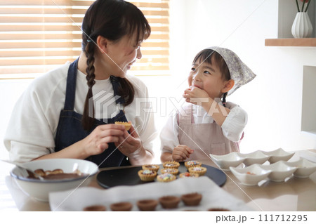 お菓子作りをする親子 お菓子作りをする親子 111712295