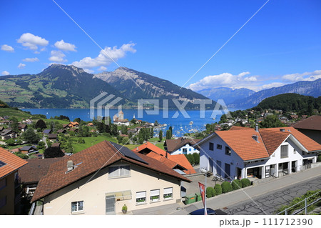 シュピーツ駅から眺める夏のトゥーン湖と街並み（スイス ベルン） 111712390