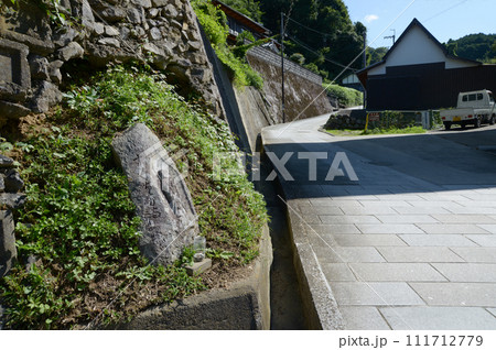 岡寺　参道の石仏　奈良県高市郡明日香村 111712779