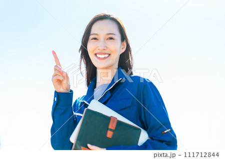 ポーズをとる物流センターで働く若い女性 ポーズをとる物流センターで働く若い女性 111712844