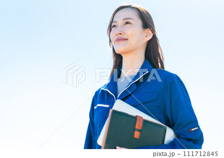 物流センターで働く若い女性 物流センターで働く若い女性 111712845