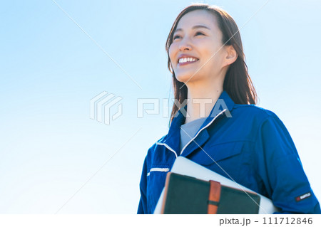 物流センターで働く若い女性 物流センターで働く若い女性 111712846