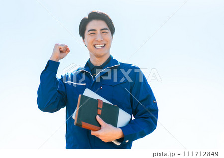 ロジで働くガッツポーズの若い男性社員 ロジで働くガッツポーズの若い男性社員 111712849