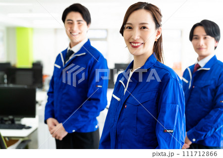 おしゃれなオフィスで働く物流会社のスタッフ 111712866