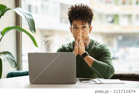 Portrait of concentrated young black guy entrepreneur working at cafe 111712874