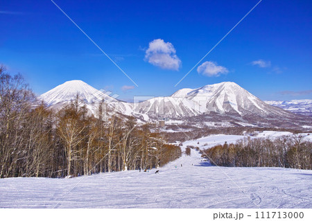 真冬の快晴のルスツスキー場、ゲレンデ内のコースから見る羊蹄山とルスツスキーリゾートの景観 真冬の快晴のルスツスキー場、ゲレンデ内のコースから見る羊蹄山とルスツスキーリゾートの景観 111713000