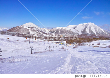 真冬の快晴のルスツスキー場、リフト・ゴンドラの出発点のイーストエリアの景観 真冬の快晴のルスツスキー場、リフト・ゴンドラの出発点のイーストエリアの景観 111713002