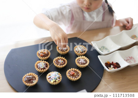 お菓子作りをする女の子 お菓子作りをする女の子 111713508