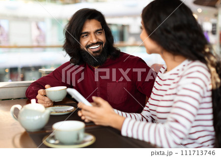 Beautiful young indian couple have romantic date at cafe 111713746