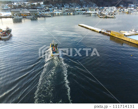 早春の北海道八雲町落部漁港を出入りする漁船の朝の風景を撮影 111714131