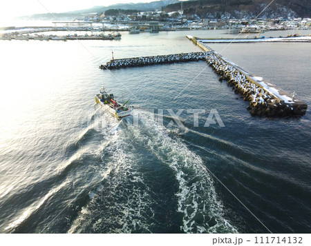 早春の北海道八雲町落部漁港を出入りする漁船の朝の風景を撮影 早春の北海道八雲町落部漁港を出入りする漁船の朝の風景を撮影 111714132