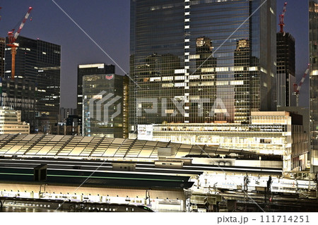 マジックアワー東京駅新架線ホームと八重洲ビル群　俯瞰風景 111714251