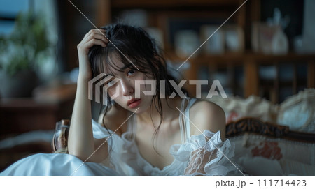 頭痛で気分が悪そうな若い女性 頭痛で気分が悪そうな若い女性 111714423