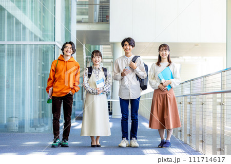 男女の大学生 111714617