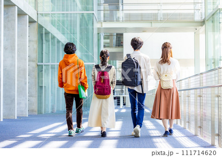 男女の大学生 111714620