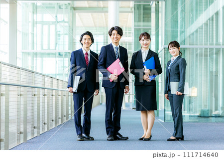 男女のビジネスマン 111714640