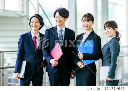 男女のビジネスマン 111714641