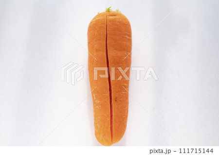 規格外野菜、出荷出来ないニンジン 111715144