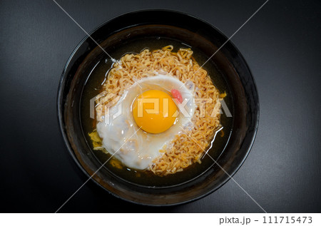 インスタントラーメンに卵と明太子ペースト 111715473