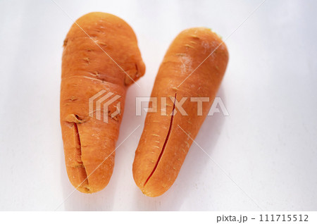 規格外品、出荷出来ないニンジン 111715512