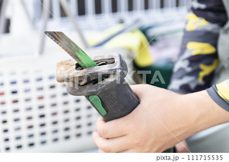 電動工具を持つ男性手元 111715535