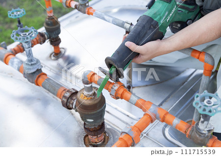 配管撤去する作業員 111715539