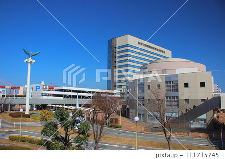 青空下の北九州市ウエル戸畑 【戸畑市民会館】 111715745