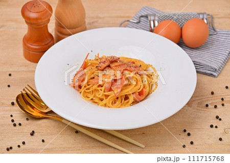 カルボナーラ、イタリアン・パスタ、イタリア料理、スパゲッティ。卵とチーズとベーコンと黒こしょうパスタ 111715768