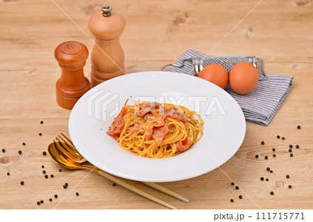 カルボナーラ、イタリアン・パスタ、イタリア料理、スパゲッティ。卵とチーズとベーコンと黒こしょうパスタ 111715771