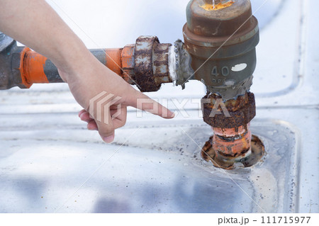 劣化箇所を確認する作業員 111715977