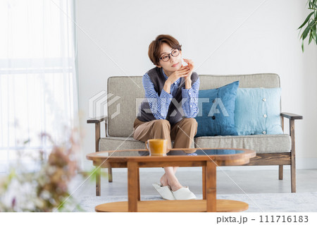 リビングでくつろぐミドルの女性 111716183