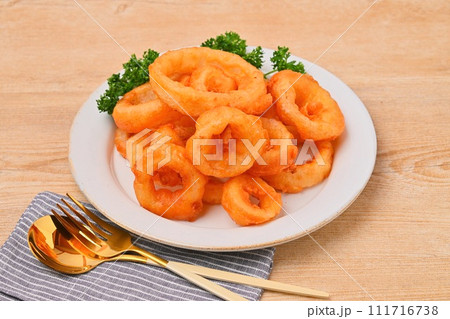 オニオンリング、オニオンフライ、玉葱フライ。自家製のオニオンリングです。新玉ねぎを使用。 111716738