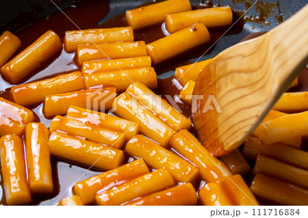 フライパンで甘辛トッポギを作る調理シーン。 フライパンで甘辛トッポギを作る調理シーン。 111716884