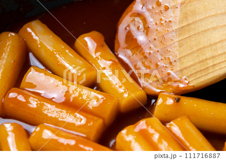 フライパンで甘辛トッポギを作る調理シーン。 フライパンで甘辛トッポギを作る調理シーン。 111716887