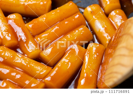 フライパンで甘辛トッポギを作る調理シーン。 フライパンで甘辛トッポギを作る調理シーン。 111716891