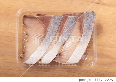 ［北海道産］汐ぶり　寒風干し　（塩で山漬け　浜風で5日〜7日干し熟成） 111717275