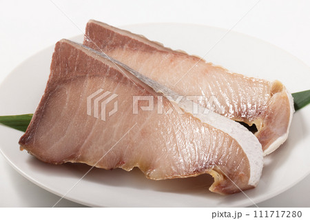 ［北海道産］汐ぶり　寒風干し　（塩で山漬け　浜風で5日〜7日干し熟成） 111717280