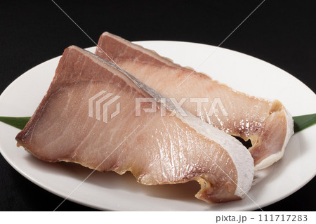 ［北海道産］汐ぶり　寒風干し　（塩で山漬け　浜風で5日〜7日干し熟成） 111717283