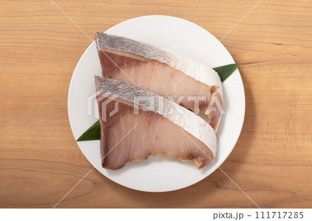 ［北海道産］汐ぶり　寒風干し　（塩で山漬け　浜風で5日〜7日干し熟成） 111717285