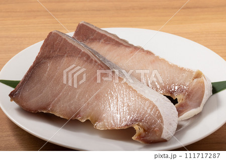 ［北海道産］汐ぶり　寒風干し　（塩で山漬け　浜風で5日〜7日干し熟成） 111717287