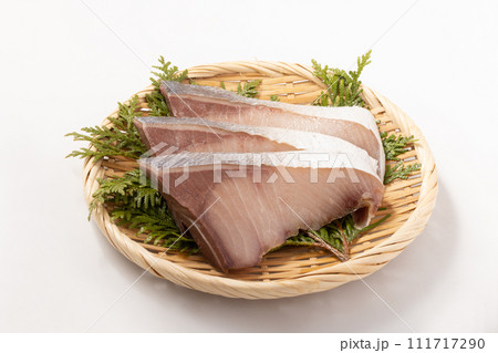 ［北海道産］汐ぶり　寒風干し　（塩で山漬け　浜風で5日〜7日干し熟成） 111717290