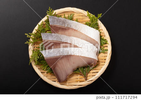 ［北海道産］汐ぶり　寒風干し　（塩で山漬け　浜風で5日〜7日干し熟成） 111717294