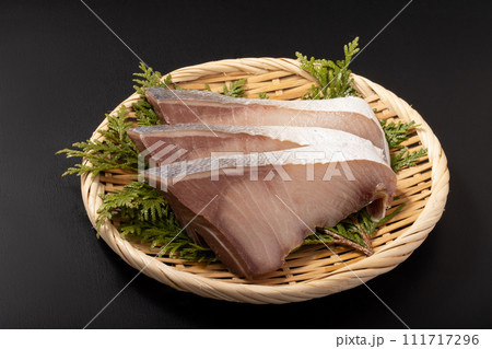 ［北海道産］汐ぶり　寒風干し　（塩で山漬け　浜風で5日〜7日干し熟成） 111717296