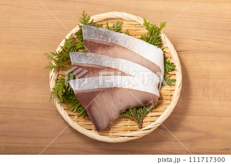 ［北海道産］汐ぶり　寒風干し　（塩で山漬け　浜風で5日〜7日干し熟成） 111717300