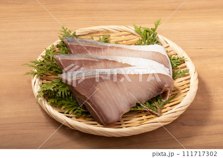 ［北海道産］汐ぶり　寒風干し　（塩で山漬け　浜風で5日〜7日干し熟成） 111717302