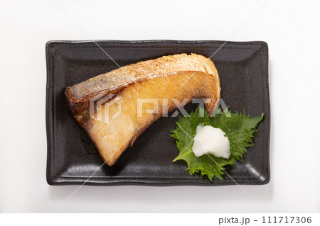 ［北海道産］汐ぶり　寒風干し　焼き　（塩で山漬け　浜風で5日〜7日干し熟成） 111717306