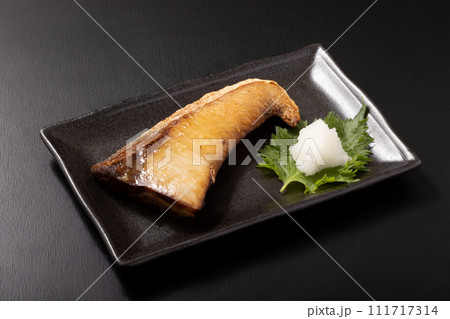 ［北海道産］汐ぶり　寒風干し　焼き　（塩で山漬け　浜風で5日〜7日干し熟成） 111717314