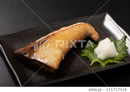 ［北海道産］汐ぶり　寒風干し　焼き　（塩で山漬け　浜風で5日〜7日干し熟成） 111717316