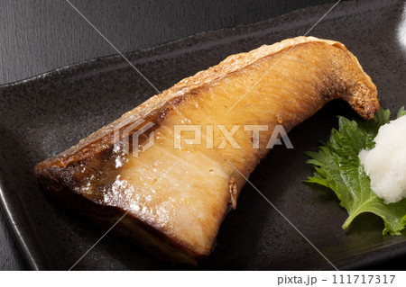 ［北海道産］汐ぶり　寒風干し　焼き　（塩で山漬け　浜風で5日〜7日干し熟成） 111717317