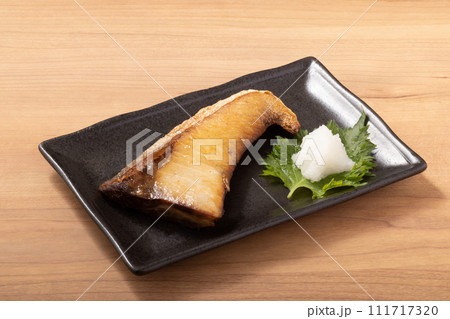 ［北海道産］汐ぶり　寒風干し　焼き　（塩で山漬け　浜風で5日〜7日干し熟成） 111717320